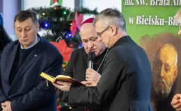 na zdjęciu osoby podczas wigilii