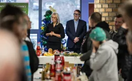 na zdjęciu osoby podczas wigilii