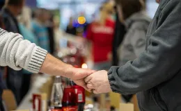 na zdjęciu osoby podczas wigilii