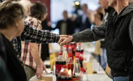 na zdjęciu osoby podczas wigilii