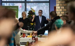 na zdjęciu osoby podczas wigilii