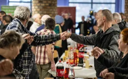 na zdjęciu osoby podczas wigilii