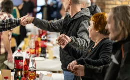 na zdjęciu osoby podczas wigilii