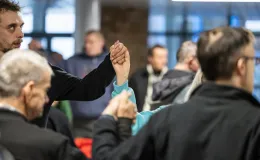 na zdjęciu osoby podczas wigilii