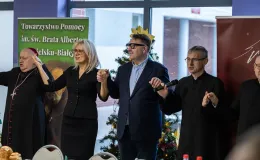 na zdjęciu osoby podczas wigilii