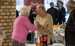 na zdjęciu osoby podczas wigilii