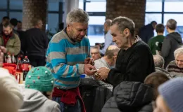 na zdjęciu osoby podczas wigilii