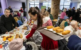 na zdjęciu osoby podczas wigilii