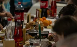 na zdjęciu osoby podczas wigilii