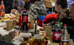 na zdjęciu osoby podczas wigilii