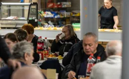 na zdjęciu osoby podczas wigilii