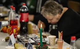 na zdjęciu osoby podczas wigilii