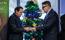 na zdjęciu osoby podczas wigilii