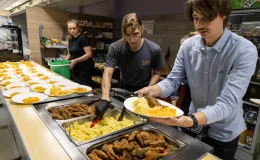 na zdjęciu osoby podczas wigilii