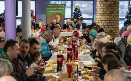 na zdjęciu osoby podczas wigilii