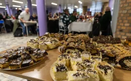 na zdjęciu osoby podczas wigilii