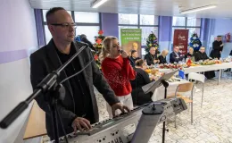 na zdjęciu osoby podczas wigilii