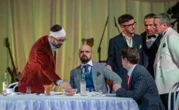 na zdjęciu osoby na scenie