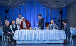 na zdjęciu osoby na scenie