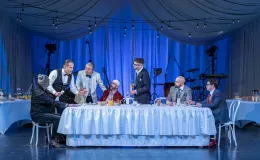 na zdjęciu osoby na scenie