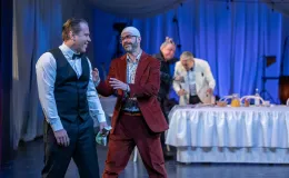 na zdjęciu osoby na scenie