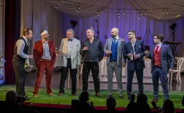 na zdjęciu osoby na scenie