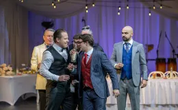 na zdjęciu osoby na scenie