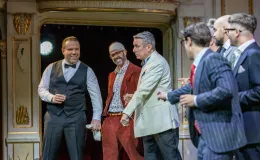 na zdjęciu osoby na scenie