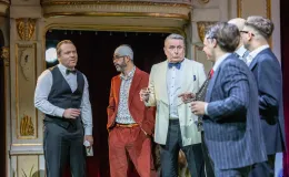 na zdjęciu osoby na scenie