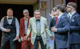 na zdjęciu osoby na scenie