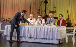 na zdjęciu osoby na scenie