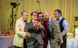 na zdjęciu osoby na scenie