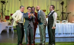 na zdjęciu osoby na scenie