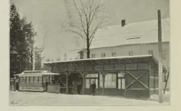 Na zdjęciu tramwaj i ludzie 