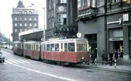 Na zdjęciu tramwaj i ludzie 