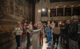 Na zdjęciu grupa osób na scenie