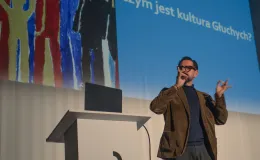 Na zdjęciu mężczyzna z mikrofonem