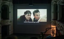 Na zdjęciu kadr z filmu wyświetlany na ekranie w teatrze