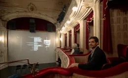 Na zdjęciu wnętrze widowni teatru, mężczyzna siedzący w loży