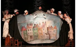 na zdjęciu osoby na scenie podczas spektaklu