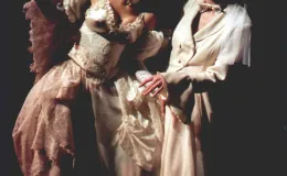 na zdjęciu osoby na scenie podczas spektaklu