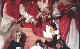 na zdjęciu osoby na scenie podczas spektaklu