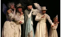 na zdjęciu osoby na scenie podczas spektaklu