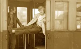 Na zdjęciu tramwaj i ludzie 