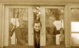 Na zdjęciu tramwaj i ludzie 