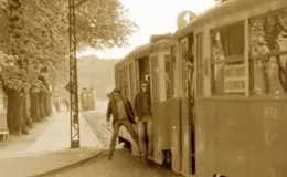 Na zdjęciu tramwaj i ludzie 