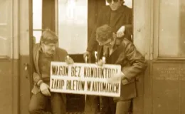 Na zdjęciu tramwaj i ludzie 