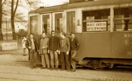 Na zdjęciu tramwaj i ludzie 