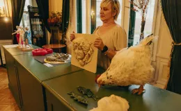 Na zdjęciu osoba prezentująca rzeźbę