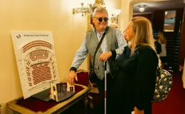 Na zdjęciu dwie osoby w holu teatru